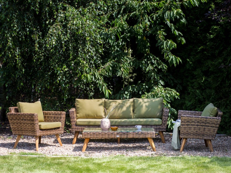 Gartenlounge-Set mit Rattansofa, Sessel und Tisch im Garten