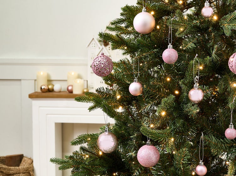 Dekorierter Weihnachtsbaum mit Christbaumkugeln und Lichtern