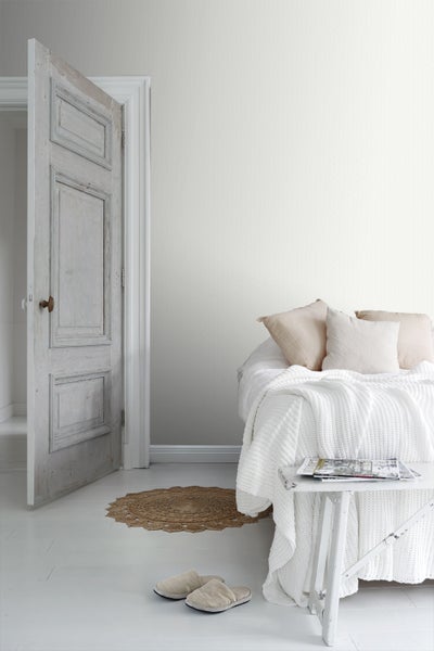 Szene mit einem Regal an der Wand, dekoriert mit Vasen, Büchern und einem gerahmten Bild