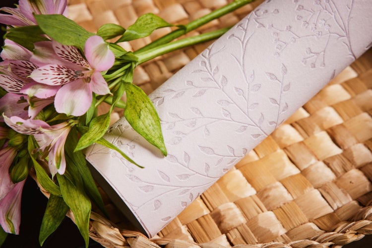 Schlafzimmer mit Bett und dekorativem Porträt an der Wand.