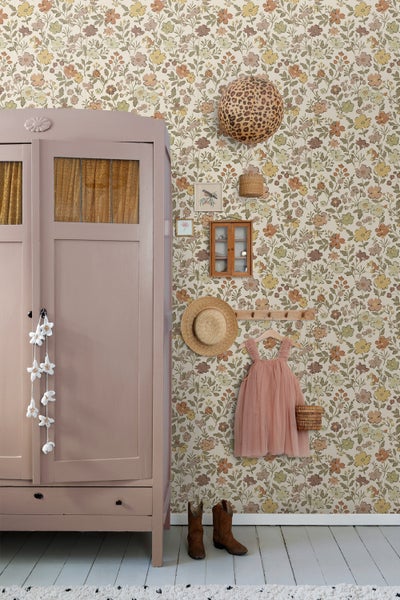 Kinderzimmer mit floraler Tapete, Kleiderschrank, Kleidung und Accessoires