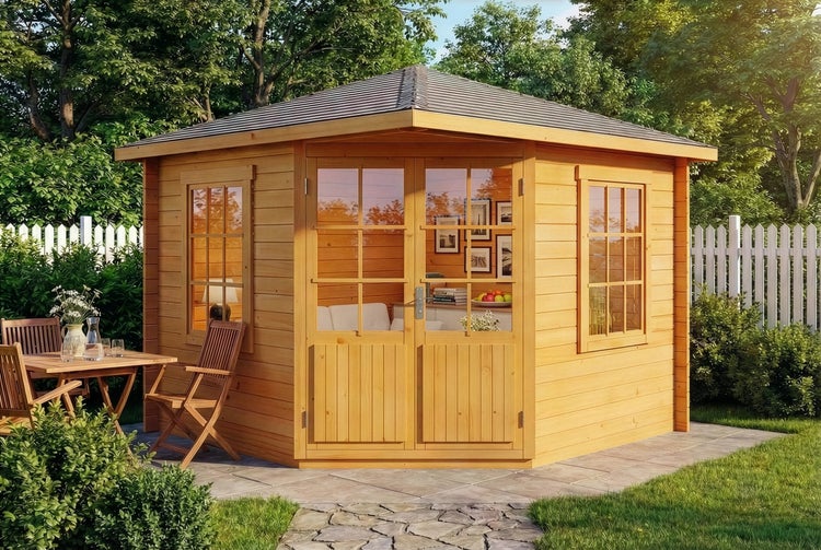 Holzgartenhaus mit Fenstern und Doppeltür im Garten