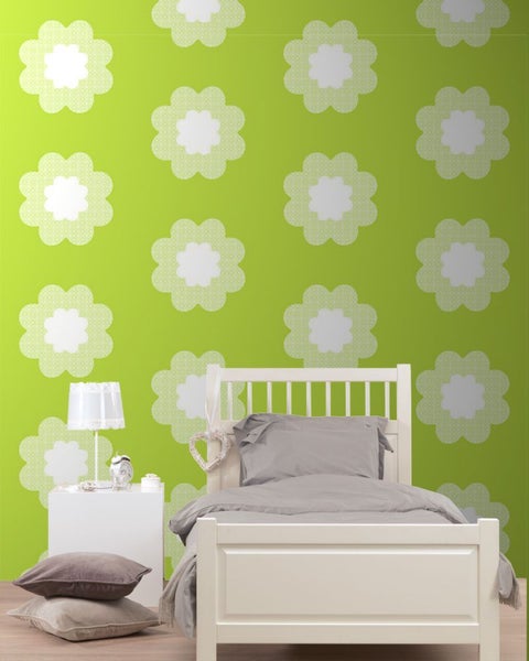 Kinderzimmer mit Bett, Nachttisch und Blumentapete