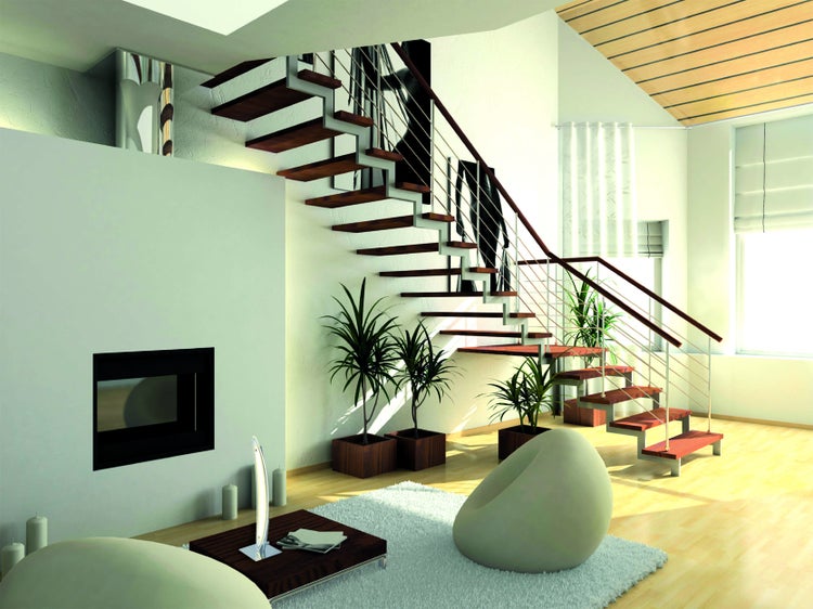 Heller Wohnraum mit Treppe, Zimmerpflanzen, Sessel und Couchtisch
