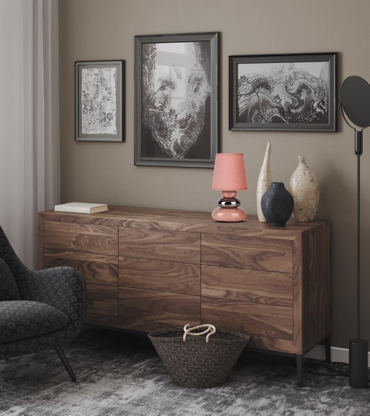 Wohnzimmer mit Kommode, Lampe, Vasen und Dekoration