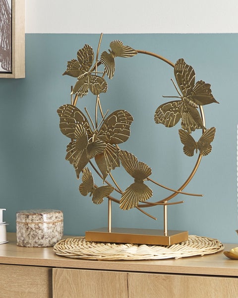 Dekorative Skulptur mit Schmetterlingsmotiv auf Sockel