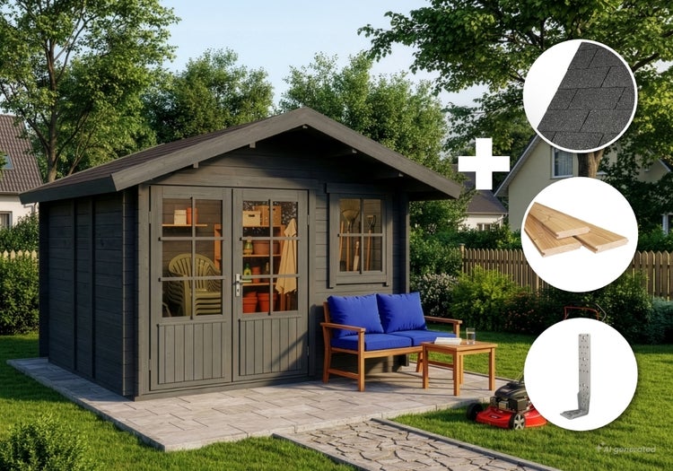 Ein Mann mit einer Schaufel steht vor einem hölzernen Gartenhaus im Garten, das mit Werkzeugen und Möbeln für den Außenbereich eingerichtet ist.