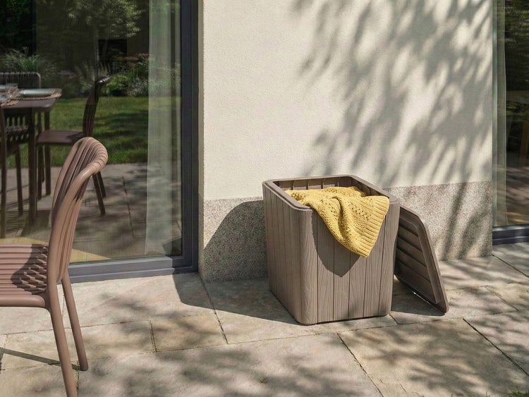 Aufnahme einer Garten Szene mit einer Aufbewahrungsbox aus Kunststoff mit Deckel