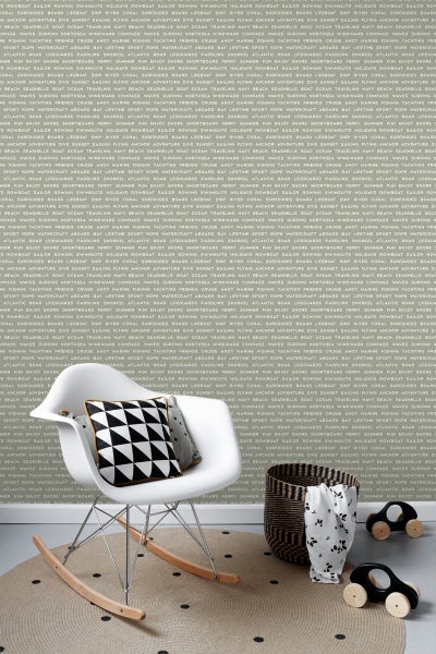 Dekorative Szene mit Schaukelstuhl, Kissen, Teppich, Wäschekorb und Spielzeugautos