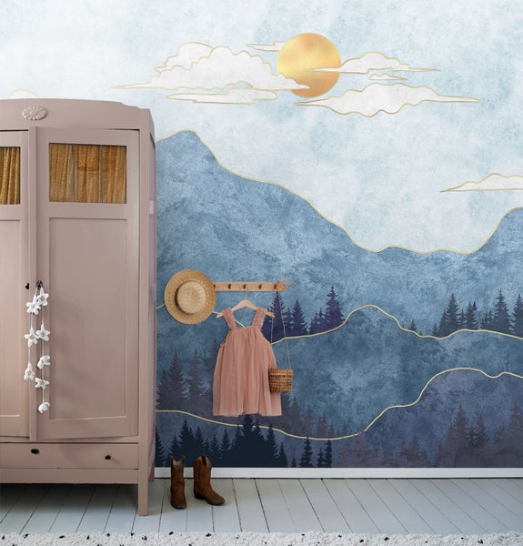 Kinderzimmer mit Kleiderschrank, Wandbild mit Bergmotiv, Hut, Kleid und Stiefeln