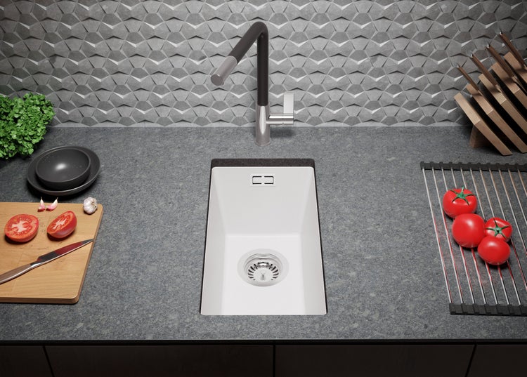 Küchenspüle mit Armatur auf Arbeitsplatte mit Lebensmitteln