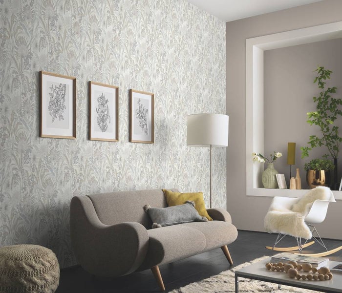 Modernes Badezimmer mit Glasdusche und Handtuchhalter