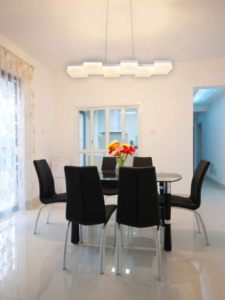 Helles Esszimmer mit Esstisch, Stühlen und moderner Pendelleuchte