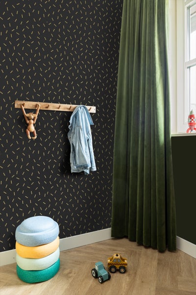 Kinderzimmer mit gemusterter Tapete, Garderobe, Spielzeug und Vorhang