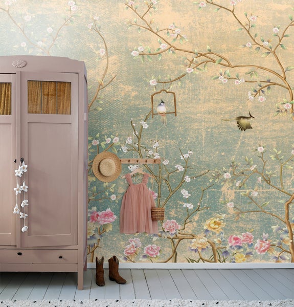 Zimmer mit floraler Tapete, Kleiderschrank, Kleid und Accessoires