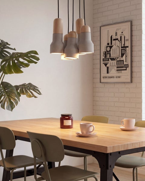 Modernes Esszimmer mit einer fünf-flammigen Pendelleuchte aus Holz und grauem Material über einem Holztisch mit olivgrünen Stühlen.