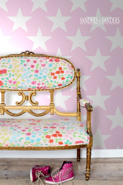 Dekorativer Stuhl mit Blumenmuster und Paar Schuhen