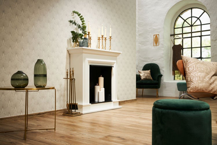 Esszimmer mit Esstisch, Stühlen, Polsterhocker, Servierwagen und gemusterter Tapete