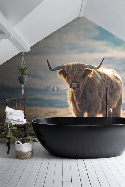 Badezimmer mit freistehender Badewanne und Fototapete mit Hochlandrindmotiv