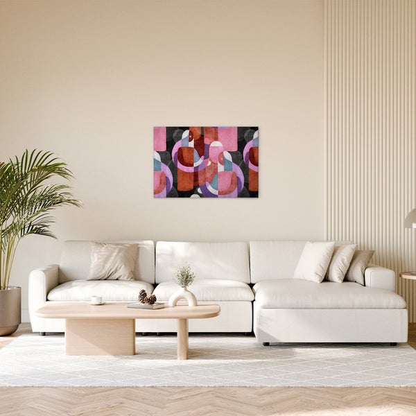 Wohnzimmer mit weißem Sofa und abstrakter Kunst an der Wand