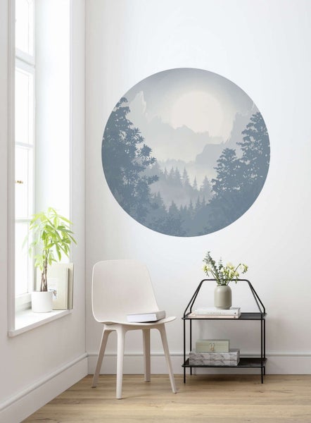 Wanddekoration mit Waldmotiv im Innenraum