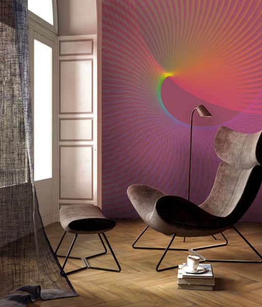 Wohnzimmer mit Sessel, Hocker, Stehlampe und abstrakter Tapete