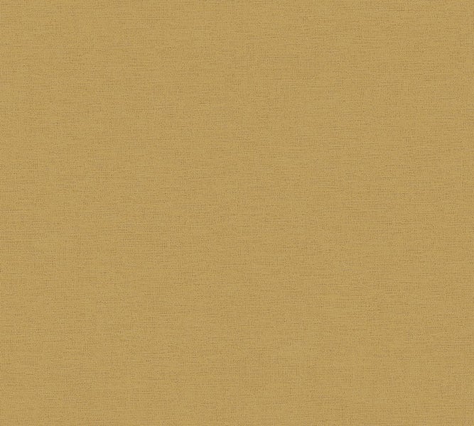 Innenraum mit Sessel, Beistelltisch und Pendelleuchte vor farbiger Wand