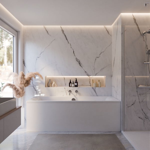 Helles Badezimmer mit Badewanne, Dusche und Marmorwand