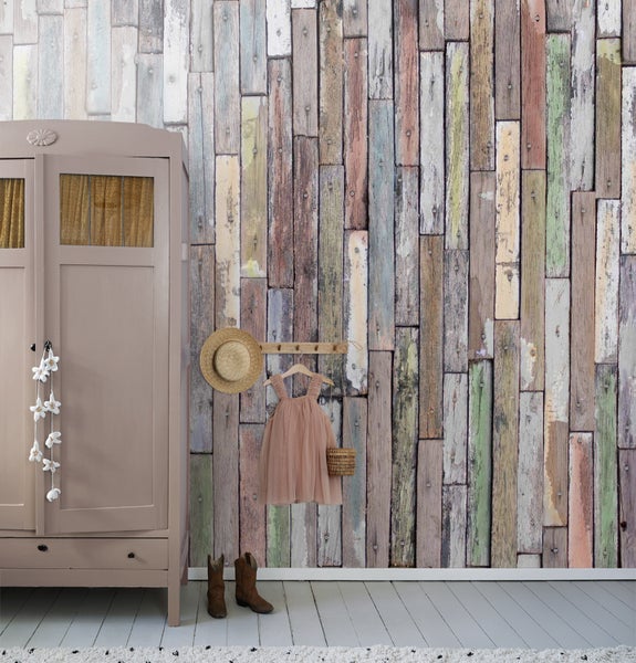 Zimmer mit Schrank, Wandpaneelen, Kleid, Hut und Stiefeln