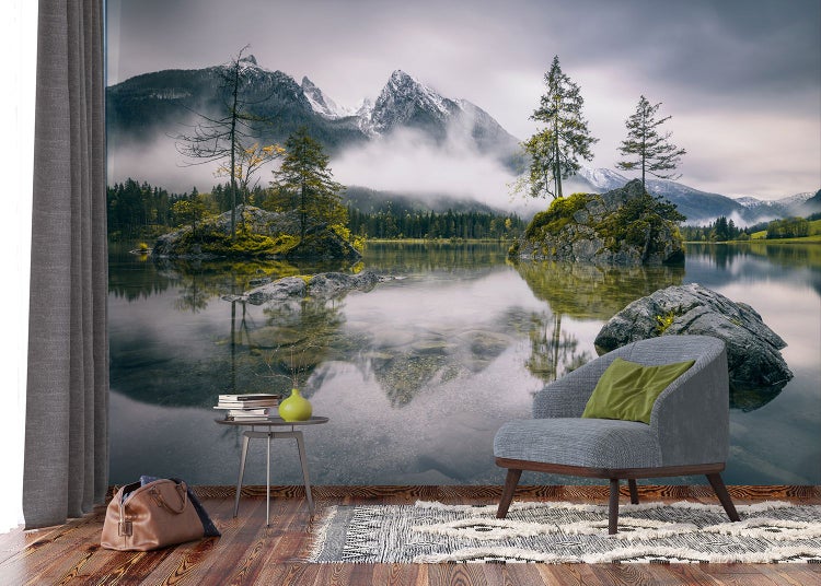 Wohnraum mit Fototapete einer Berglandschaft mit See