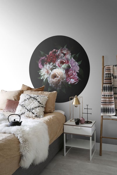 Schlafzimmer mit Blumenwandtattoo über dem Bett, Nachttisch und Leiter