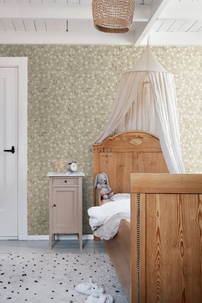 Helles Kinderzimmer mit floral gemusterter Tapete, Holzbetten und Nachttisch