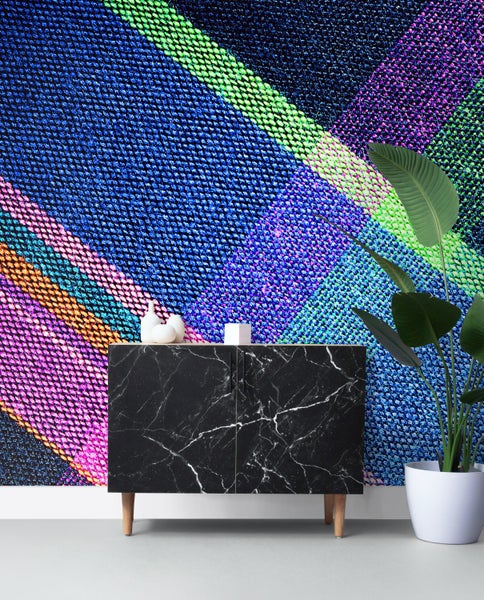 Dekoratives Zimmer mit gemusterter Tapete, Kommode und Zimmerpflanze.