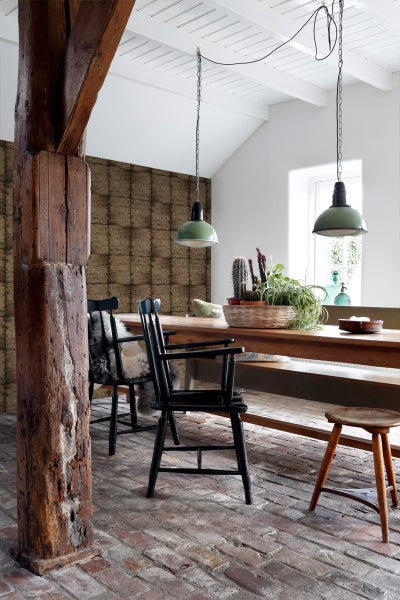 Rustikales Esszimmer mit Holztisch, Stühlen, Bank und Pendelleuchten