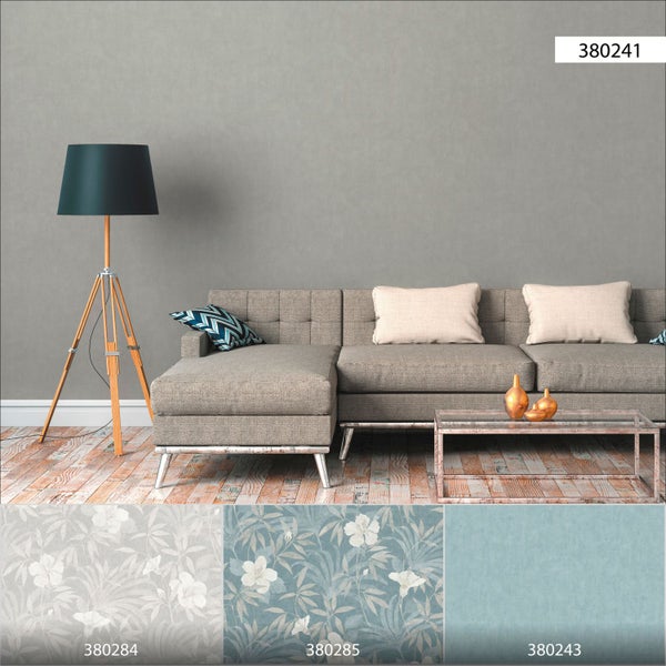 Dekoratives Arrangement mit Eukalyptus in einem Krug, Kerze und Zierhase auf einem Tablett