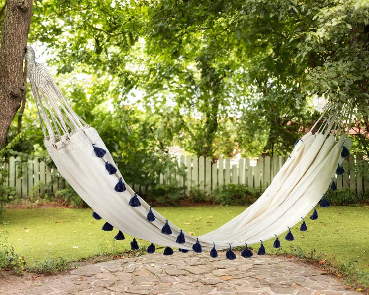 Dekorative Vase mit geometrischem Muster auf einem Holztisch