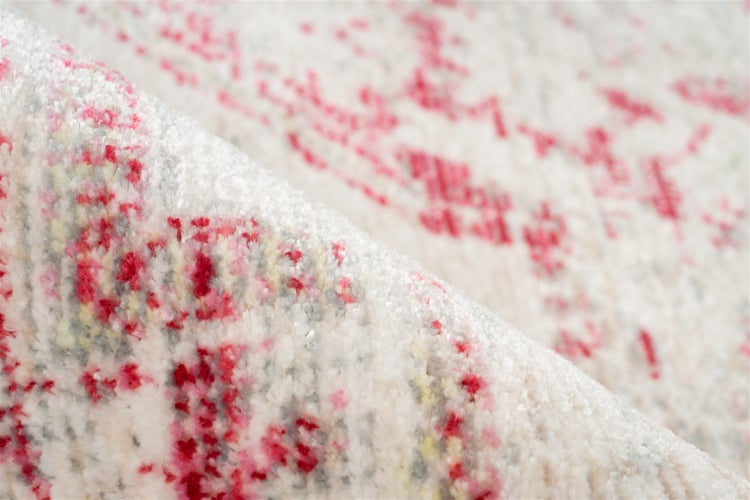 Detailansicht eines weichen Teppichs mit abstraktem Muster.