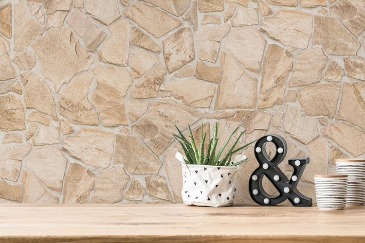 Wand mit Steintapete und Dekoration