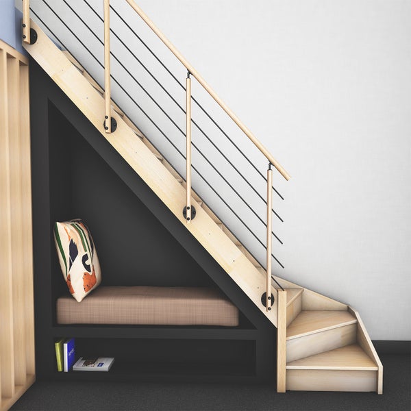 Holztreppe mit Stauraum unter der Treppe, inklusive Sitzkissen und Kissen