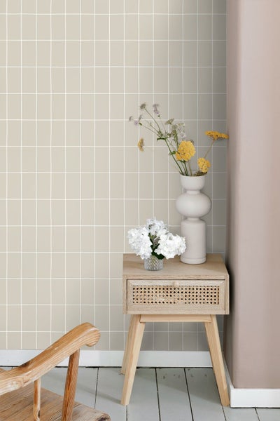 Wandgestaltung mit quadratischer Fliesenoptik und dekorativem Nachttisch