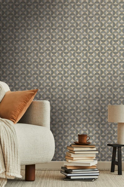 Zimmer mit geometrischer Tapete, Dekoration und schwarzem Tisch