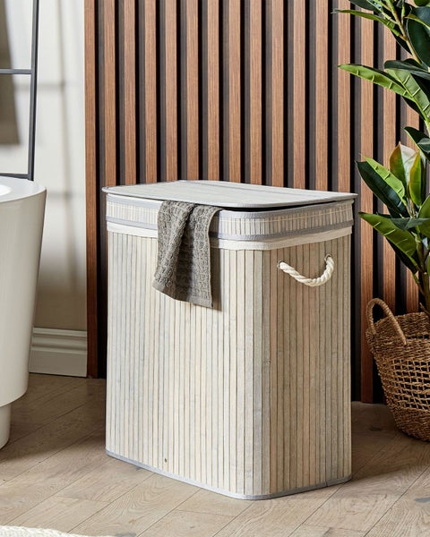 Wäschesammler aus Bambus mit Deckel, Stoffeinsatz und Kordelgriffen.