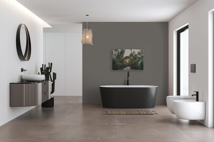 Modernes Badezimmer mit freistehender Badewanne, hängendem Waschbeckenunterschrank, rundem Spiegel, Wand-WC und Bidet in minimalistischem Design.