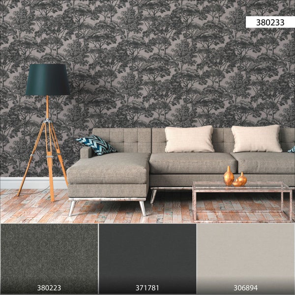 Wohnzimmer mit gemusterter Tapete mit Baummotiv, Sofa und Stehlampe