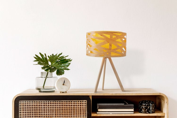 Stehlampe mit fünf Lampenschirmen in verschiedenen Farben