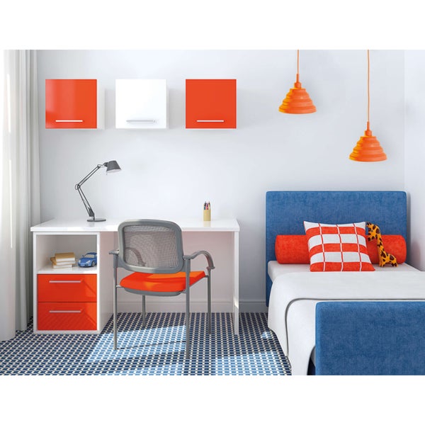 Helles Kinderzimmer mit Schreibtisch, Stuhl und blauem Bett