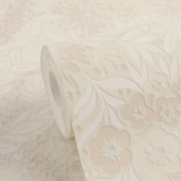 Eine Rolle Vliestapete mit floralem Blumenmuster und Blättern in strukturierter Optik