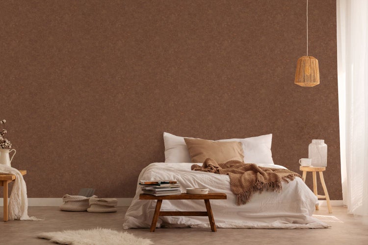 Dekorative Szene mit brauner Tapete, Pflanze, Häusern und einem gerahmten Bild auf einem Tisch