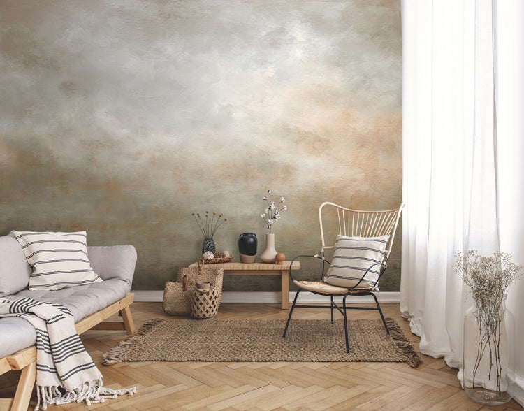 Wohnzimmer mit gemusterter Tapete, Sofa, Stuhl und Dekorationen für ein gemütliches Ambiente