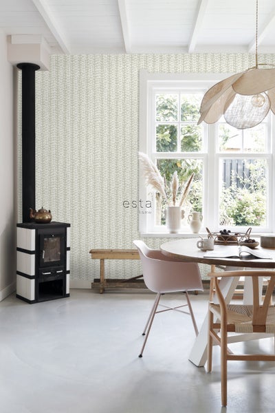 Heller Raum mit gemusterter Tapete, Ofen und Esstisch